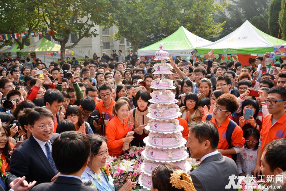十层高的大蛋糕已经准备完毕，现场气氛热烈，人头攒动。(摄影 乔天扬)