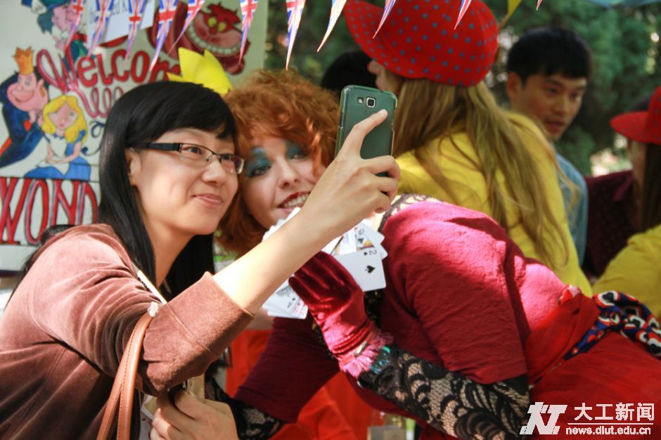 英国的留学生脸上画着鲜艳的彩妆,与路过的同学合影留念,定格下最美的笑容。(摄影 张琳)